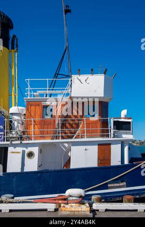 Der William C Daldy, der hier an der Devonport Wharf in Auckland gesehen wird, ist ein mit Kohle befeuerter Doppelschnecken betriebener Dampfschlepper, der von 1936 bis 1977 im Hafen arbeitete Stockfoto