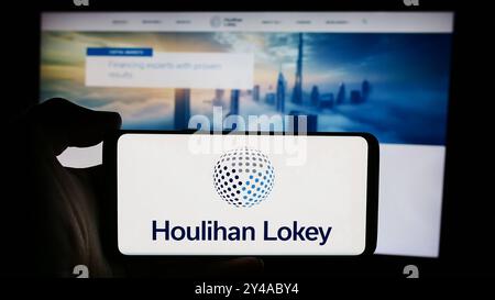 16. August 2024, Deutschland: In dieser Fotoabbildung hält eine Person ein Handy mit dem Logo des US-amerikanischen Investmentbankunternehmens Houlihan Lokey Inc. Vor der Business-Website. (Credit Image: © Timon Schneider/SOPA Images via ZUMA Press Wire) NUR REDAKTIONELLE VERWENDUNG! Nicht für kommerzielle ZWECKE! Stockfoto