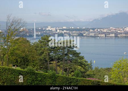 Blick auf den Genfer See, Schweiz, mit dem spektakulären Jet d'Eau Brunnen im Hintergrund. Stockfoto