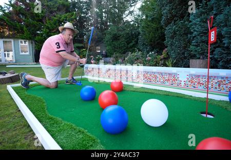 David Lawrence, der im September 2022 bei Lotto 1 Millionen Pfund gewann, reiht einen Treffer in seinem Boccia Stadium in Loch 3 ein, bevor er Gruppen von Leatherhead Link (Mid Surrey Mencap), TAG (Thursday Afternoon Group, eine inklusiv eingerichtete Versammlung für Menschen mit Lernbehinderungen, unterstützt von der United Reform Church Dorking) und den Leatherhead Swans (dem größten Multiaktivitäts-Sportclub für Behinderte in Südengland) begrüßt, um die drei Löcher bei „Dave's Putting Challenge“ zu testen. Den Platz, den er in seinem Garten gebaut hat, den er auch versprach, nachdem er den Preis gewonnen hatte. Bilddatum: Dienstag September Stockfoto