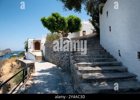 Wunderschöne mittelalterliche Architektur der Stadt Lindos auf Rhodos, Griechenland. Stockfoto