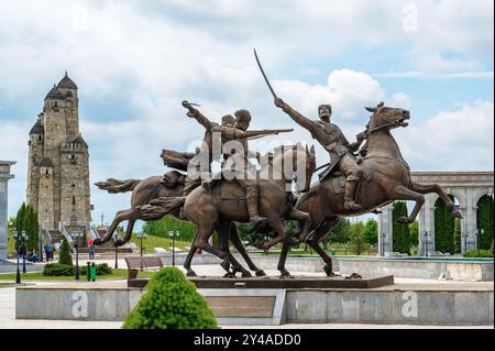 Nazran, Inguschetien, RUSSLAND - 12. MAI 2024: Ein Reiterdenkmal für das Inguschi-Regiment der Wilden Division, das Teil des Russischen Reiches war Stockfoto