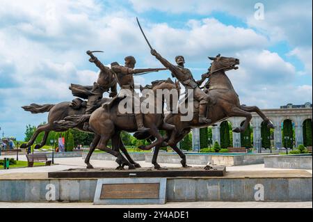 Nazran, Inguschetien, RUSSLAND - 12. MAI 2024: Ein Reiterdenkmal für das Inguschi-Regiment der Wilden Division, das Teil des Russischen Reiches war Stockfoto