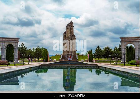 Nazran, Inguschetien, RUSSLAND - 12. MAI 2024: Museum der Opfer von Repression, Deportation und Konflikt im Herbst 1992. Eine Gedenkstruktur i Stockfoto