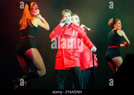 PJ & DUNCAN, YOUNG, KONZERT, 1995: PJ and Duncan – auch bekannt als Ant & Dec oder Ant McPartlin und Declan Donnelly – spielen im Dezember 1995 in der St David's Hall in Cardiff. Foto: Rob Watkins. INFO: PJ & Duncan, die ehemaligen Bühnennamen der britischen Fernsehmoderatoren Ant McPartlin und Declan Donnelly, begannen in den 1990er Jahren als Pop-Duo, nachdem sie in Byker Grove Hauptrollen gespielt hatten. Bekannt für eingängige Hits wie „Let's Get Ready to Rhumble“, erfreuten sie sich kurzer Charts, bevor sie zur TV-Präsentation übergingen. Stockfoto