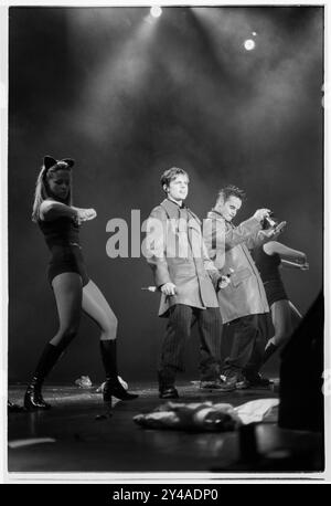 PJ & DUNCAN, YOUNG, KONZERT, 1995: PJ and Duncan – auch bekannt als Ant & Dec oder Ant McPartlin und Declan Donnelly – spielen im Dezember 1995 in der St David's Hall in Cardiff mit einer Bühne voller Blumen und Spielzeug. Foto: Rob Watkins. INFO: PJ & Duncan, die ehemaligen Bühnennamen der britischen Fernsehmoderatoren Ant McPartlin und Declan Donnelly, begannen in den 1990er Jahren als Pop-Duo, nachdem sie in Byker Grove Hauptrollen gespielt hatten. Bekannt für eingängige Hits wie „Let's Get Ready to Rhumble“, erfreuten sie sich kurzer Charts, bevor sie zur TV-Präsentation übergingen. Stockfoto