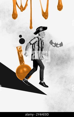 Vertikale Fotocollage des glücklichen alten Mannes Piratenspaziergang halloween Party Feier Fledermausmaske Flasche Dekor isoliert auf gemaltem Hintergrund Stockfoto