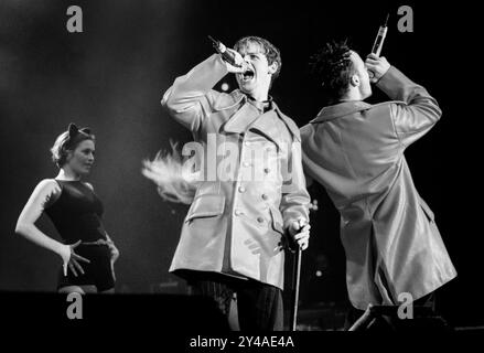 PJ & DUNCAN, YOUNG, KONZERT, 1995: PJ and Duncan – auch bekannt als Ant & Dec oder Ant McPartlin und Declan Donnelly – spielen im Dezember 1995 in der St David's Hall in Cardiff. Foto: Rob Watkins. INFO: PJ & Duncan, die ehemaligen Bühnennamen der britischen Fernsehmoderatoren Ant McPartlin und Declan Donnelly, begannen in den 1990er Jahren als Pop-Duo, nachdem sie in Byker Grove Hauptrollen gespielt hatten. Bekannt für eingängige Hits wie „Let's Get Ready to Rhumble“, erfreuten sie sich kurzer Charts, bevor sie zur TV-Präsentation übergingen. Stockfoto