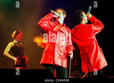 PJ & DUNCAN, YOUNG, KONZERT, 1995: PJ and Duncan – auch bekannt als Ant & Dec oder Ant McPartlin und Declan Donnelly – spielen im Dezember 1995 in der St David's Hall in Cardiff. Foto: Rob Watkins. INFO: PJ & Duncan, die ehemaligen Bühnennamen der britischen Fernsehmoderatoren Ant McPartlin und Declan Donnelly, begannen in den 1990er Jahren als Pop-Duo, nachdem sie in Byker Grove Hauptrollen gespielt hatten. Bekannt für eingängige Hits wie „Let's Get Ready to Rhumble“, erfreuten sie sich kurzer Charts, bevor sie zur TV-Präsentation übergingen. Stockfoto