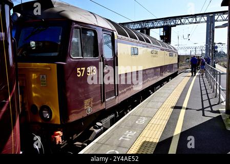 West Coast Railways Class 57/3 Diesel No 57313 Scarborough Castle an der Carlisle Citadel Station, auf der Rückseite der Northern Belle von Hull. Stockfoto