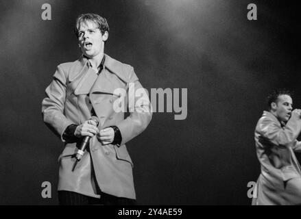 PJ & DUNCAN, YOUNG, KONZERT, 1995: PJ and Duncan – auch bekannt als Ant & Dec oder Ant McPartlin und Declan Donnelly – spielen im Dezember 1995 in der St David's Hall in Cardiff. Foto: Rob Watkins. INFO: PJ & Duncan, die ehemaligen Bühnennamen der britischen Fernsehmoderatoren Ant McPartlin und Declan Donnelly, begannen in den 1990er Jahren als Pop-Duo, nachdem sie in Byker Grove Hauptrollen gespielt hatten. Bekannt für eingängige Hits wie „Let's Get Ready to Rhumble“, erfreuten sie sich kurzer Charts, bevor sie zur TV-Präsentation übergingen. Stockfoto