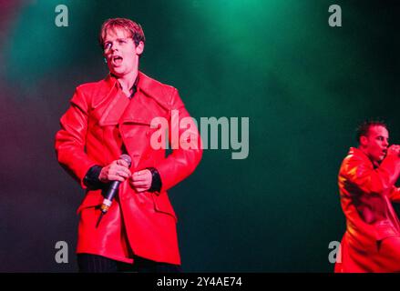 PJ & DUNCAN, YOUNG, KONZERT, 1995: PJ and Duncan – auch bekannt als Ant & Dec oder Ant McPartlin und Declan Donnelly – spielen im Dezember 1995 in der St David's Hall in Cardiff. Foto: Rob Watkins. INFO: PJ & Duncan, die ehemaligen Bühnennamen der britischen Fernsehmoderatoren Ant McPartlin und Declan Donnelly, begannen in den 1990er Jahren als Pop-Duo, nachdem sie in Byker Grove Hauptrollen gespielt hatten. Bekannt für eingängige Hits wie „Let's Get Ready to Rhumble“, erfreuten sie sich kurzer Charts, bevor sie zur TV-Präsentation übergingen. Stockfoto