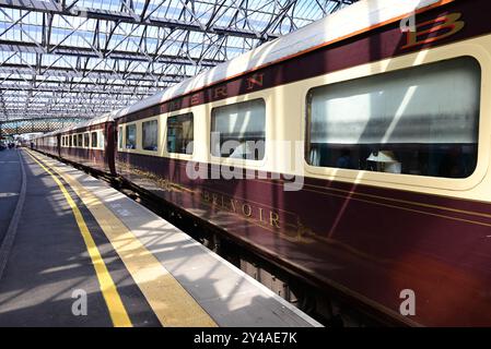 Pullman-Wagen der West Coast Railways Northern Belle Zug an der Carlisle Citadel Station, Bahnsteig 3. Stockfoto