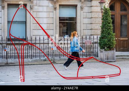 London, Großbritannien. September 2024. High Heel (Rot) 2021 mit Skulpturen im Innenhof im Schriftzug des RA-Künstlers Michael Craig-Martin in seiner Einzelausstellung in der Royal Academy of Arts, London, die vom 21. September bis 10. Dezember 2024 stattfindet. Guy Bell/Alamy Live News Stockfoto