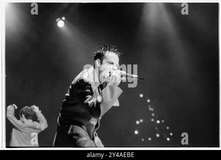 PJ & DUNCAN, YOUNG, KONZERT, 1995: ANT McPartlin von PJ und Duncan – auch bekannt als Ant & Dec – spielen im Dezember 1995 in der St David's Hall in Cardiff. Foto: Rob Watkins. INFO: PJ & Duncan, die ehemaligen Bühnennamen der britischen Fernsehmoderatoren Ant McPartlin und Declan Donnelly, begannen in den 1990er Jahren als Pop-Duo, nachdem sie in Byker Grove Hauptrollen gespielt hatten. Bekannt für eingängige Hits wie „Let's Get Ready to Rhumble“, erfreuten sie sich kurzer Charts, bevor sie zur TV-Präsentation übergingen. Stockfoto