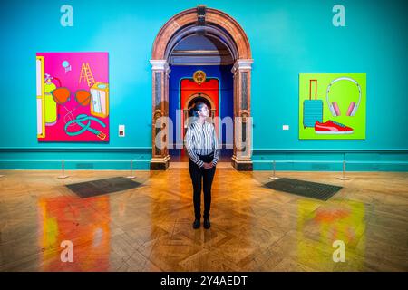 London, Großbritannien. September 2024. Las Meninas II, 2001 und Untitled (with Koffer), 2020: Der Künstler Michael Craig-Martin in seiner Einzelausstellung in der Royal Academy of Arts, London, die vom 21. September bis 10. Dezember 2024 stattfindet. Guy Bell/Alamy Live News Stockfoto