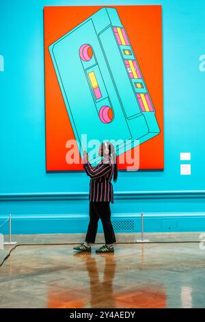 London, Großbritannien. September 2024. Cassette, 2002: Der Künstler Michael Craig-Martin in seiner Einzelausstellung in der Royal Academy of Arts, London, die vom 21. September bis 10. Dezember 2024 stattfindet. Guy Bell/Alamy Live News Stockfoto