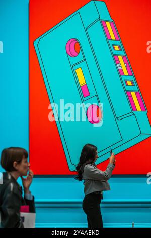 London, Großbritannien. September 2024. Cassette, 2002: Der Künstler Michael Craig-Martin in seiner Einzelausstellung in der Royal Academy of Arts, London, die vom 21. September bis 10. Dezember 2024 stattfindet. Guy Bell/Alamy Live News Stockfoto