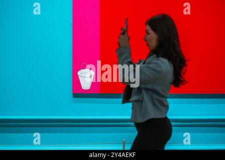 London, Großbritannien. September 2024. Der Künstler Michael Craig-Martin in seiner Einzelausstellung in der Royal Academy of Arts, London, die vom 21. September bis 10. Dezember 2024 stattfindet. Guy Bell/Alamy Live News Stockfoto