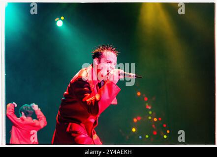 PJ & DUNCAN, YOUNG, KONZERT, 1995: ANT McPartlin von PJ und Duncan – auch bekannt als Ant & Dec – spielen im Dezember 1995 in der St David's Hall in Cardiff. Foto: Rob Watkins. INFO: PJ & Duncan, die ehemaligen Bühnennamen der britischen Fernsehmoderatoren Ant McPartlin und Declan Donnelly, begannen in den 1990er Jahren als Pop-Duo, nachdem sie in Byker Grove Hauptrollen gespielt hatten. Bekannt für eingängige Hits wie „Let's Get Ready to Rhumble“, erfreuten sie sich kurzer Charts, bevor sie zur TV-Präsentation übergingen. Stockfoto