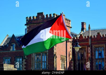 Belfast, Vereinigtes Königreich 17/09/2024 Palästinensische Flagge vor dem Queen's University Belfast lanyon Gebäude. Palästinensische Solidarität Protest vor Queens University Belfast Belfast Nordirland Credit:HeadlineX/Alamy Live News Stockfoto