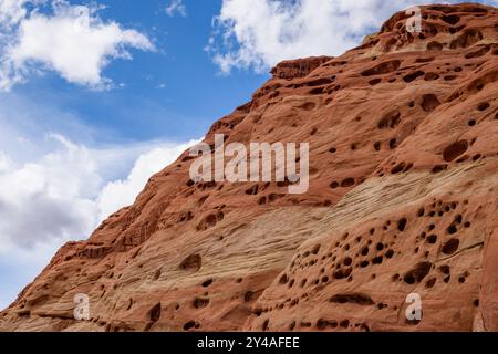 Atemberaubende Erosionsmuster auf roten Felsformationen im Capitol Reef National Park, Utah. Leuchtende rote Felsen vor dem blauen Himmel. Stockfoto