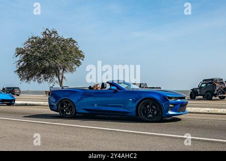 Gulfport, MS - 04. Oktober 2023: Weitwinkel-Seitenansicht eines 2016 Chevrolet Camaro Cabriolets auf einer lokalen Autoshow. Stockfoto