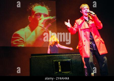 PJ & DUNCAN, YOUNG, KONZERT, 1995: PJ and Duncan – auch bekannt als Ant & Dec oder Ant McPartlin und Declan Donnelly – spielen im Dezember 1995 in der St David's Hall in Cardiff. Foto: Rob Watkins. INFO: PJ & Duncan, die ehemaligen Bühnennamen der britischen Fernsehmoderatoren Ant McPartlin und Declan Donnelly, begannen in den 1990er Jahren als Pop-Duo, nachdem sie in Byker Grove Hauptrollen gespielt hatten. Bekannt für eingängige Hits wie „Let's Get Ready to Rhumble“, erfreuten sie sich kurzer Charts, bevor sie zur TV-Präsentation übergingen. Stockfoto