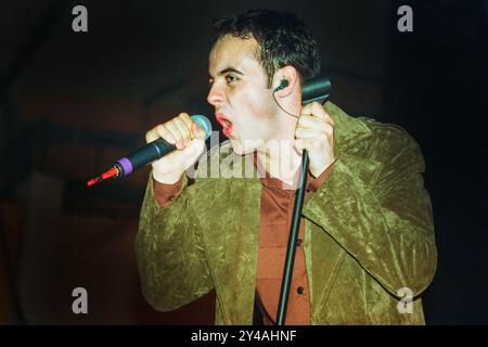 ANT McPARTLIN, ANT UND DEC, LETZTE TOUR, 1997: ANT McPartlin von PJ und Duncan – auch bekannt als Ant & Dec oder Ant McPartlin und Declan Donnelly – spielen ihre „Cult of Ant and Dec“ Tour im Mai 1997 in der St David's Hall in Cardiff. Ihr Plattenvertrag wurde im Sommer nicht verlängert und ihre Musikkarriere endete. Foto: Rob Watkins. INFO: PJ & Duncan, die ehemaligen Bühnennamen der britischen Fernsehmoderatoren Ant McPartlin und Declan Donnelly, begannen in den 1990er Jahren als Pop-Duo, nachdem sie in Byker Grove Hauptrollen gespielt hatten. Ursprünglich bekannt für eingängige Hits wie „Let's Get Ready to Rhumble“, wechselten sie bald zur TV-Präsentation. Stockfoto