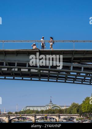 Menschen, die von hier aus schauen, Passerelle Léopold-Sédar-Senghor, Fußgängerbrücke, mit Grand Palais im Hintergrund, seine, Paris, Frankreich, Europa, EU. Stockfoto