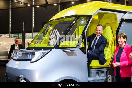 Hannover, Deutschland. September 2024. Volker Wissing (FDP), Bundesverkehrsminister, sitzt neben Hildegard Müller (l), Präsidentin des VDA, im elektrischen Lieferwagen Renault Estafette Concept während der Eröffnungsrundfahrt der IAA Transport in der Messe Hannover. Vom 17. Bis 22. September findet in Hannover die Internationale Automobil-Ausstellung (IAA) Transport statt, die sich auf Logistik, Nutzfahrzeuge und den Transportsektor konzentriert. Quelle: Julian Stratenschulte/dpa/Alamy Live News Stockfoto