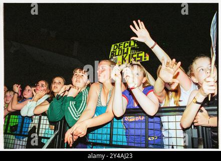 CROWD, ANT UND DEC, LETZTE TOUR, 1997: Die Fans und Zuschauer für PJ und Duncan – auch bekannt als Ant & Dec oder Ant McPartlin und Declan Donnelly – auf ihrer „Cult of Ant and Dec“ Tour in der St David's Hall in Cardiff im Mai 1997. Ihr Plattenvertrag wurde im Sommer nicht verlängert und ihre Musikkarriere endete. Foto: Rob Watkins. INFO: PJ & Duncan, die ehemaligen Bühnennamen der britischen Fernsehmoderatoren Ant McPartlin und Declan Donnelly, begannen in den 1990er Jahren als Pop-Duo, nachdem sie in Byker Grove Hauptrollen gespielt hatten. Ursprünglich bekannt für eingängige Hits wie „Let's Get Ready to Rhumble“, wechselten sie bald zur TV-Präsentation. Stockfoto