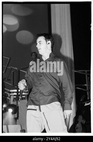 ANT McPARTLIN, ANT UND DEC, LETZTE TOUR, 1997: ANT McPartlin von PJ und Duncan – auch bekannt als Ant & Dec oder Ant McPartlin und Declan Donnelly – spielen ihre „Cult of Ant and Dec“ Tour im Mai 1997 in der St David's Hall in Cardiff. Ihr Plattenvertrag wurde im Sommer nicht verlängert und ihre Musikkarriere endete. Foto: Rob Watkins. INFO: PJ & Duncan, die ehemaligen Bühnennamen der britischen Fernsehmoderatoren Ant McPartlin und Declan Donnelly, begannen in den 1990er Jahren als Pop-Duo, nachdem sie in Byker Grove Hauptrollen gespielt hatten. Ursprünglich bekannt für eingängige Hits wie „Let's Get Ready to Rhumble“, wechselten sie bald zur TV-Präsentation. Stockfoto