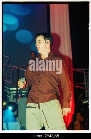 ANT McPARTLIN, ANT UND DEC, LETZTE TOUR, 1997: ANT McPartlin von PJ und Duncan – auch bekannt als Ant & Dec oder Ant McPartlin und Declan Donnelly – spielen ihre „Cult of Ant and Dec“ Tour im Mai 1997 in der St David's Hall in Cardiff. Ihr Plattenvertrag wurde im Sommer nicht verlängert und ihre Musikkarriere endete. Foto: Rob Watkins. INFO: PJ & Duncan, die ehemaligen Bühnennamen der britischen Fernsehmoderatoren Ant McPartlin und Declan Donnelly, begannen in den 1990er Jahren als Pop-Duo, nachdem sie in Byker Grove Hauptrollen gespielt hatten. Ursprünglich bekannt für eingängige Hits wie „Let's Get Ready to Rhumble“, wechselten sie bald zur TV-Präsentation. Stockfoto