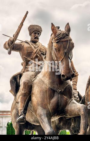 Nazran, Inguschetien, RUSSLAND - 12. MAI 2024: Ein Reiterdenkmal für das Inguschi-Regiment der Wilden Division, das Teil des Russischen Reiches war Stockfoto