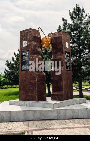 Nazran, Inguschetien, RUSSLAND - 12. MAI 2024: Gedenkstätte für Erinnerung und Ruhm. Denkmal für die Tschernobyl-Tragödie auf dem Territorium des Memorial Complex in Stockfoto