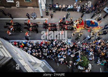 Die Glaskutsche mit König Willem-Alexander, Königin Maxima und Prinzessin Amalia fährt zurück zum Palast Noordeinde nach der Rede vom Thron vor Mitgliedern des niederländischen Senats und Repräsentantenhauses im Königlichen Theater zur Feier des Prinsjesdag in den Haag, Niederlande, 17. September 2024. Seit der Restaurierung des Ridderzaals liest der König die Rede vom Thron im Theater auf Prinsjesdag. Der Budgettag, Prinsjesdag, fällt traditionell auf den dritten Dienstag im September und dient als Anlass, wenn die niederländische Regierung ihre Pläne für das kommende Jahr bekannt gibt. Gutschrift: Stockfoto