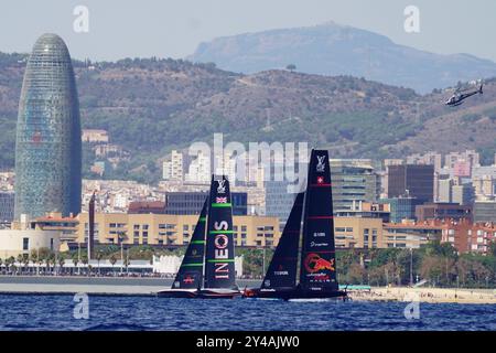 Barcelona, Spanien. September 2024; Hafen von Barcelona, Katalonien, Spanien; Americas Cup 2024, Louis Vuitton Cup Halbfinale Yachtrennen; Alinghi Red Bull Racing und INEOS Britannia Credit: Action Plus Sports Images/Alamy Live News Stockfoto