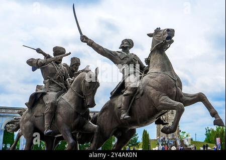 Nazran, Inguschetien, RUSSLAND - 12. MAI 2024: Ein Reiterdenkmal für das Inguschi-Regiment der Wilden Division, das Teil des Russischen Reiches war Stockfoto