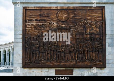 Nazran, Inguschetien, RUSSLAND - 12. MAI 2024: Gedenkstätte für Erinnerung und Ruhm. Panel zu Ehren des Eintritts der Republik Inguschetien in die russische Fe Stockfoto