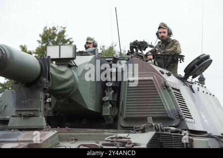 Idar Oberstein, Deutschland. September 2024. Soldaten fahren eine Panzerhaubitze 2000, Bundesverteidigungsminister Boris Pistorius besucht am 16. September 2024 die Artillerieschule in Idar-Oberstein, Credit: dpa/Alamy Live News Stockfoto