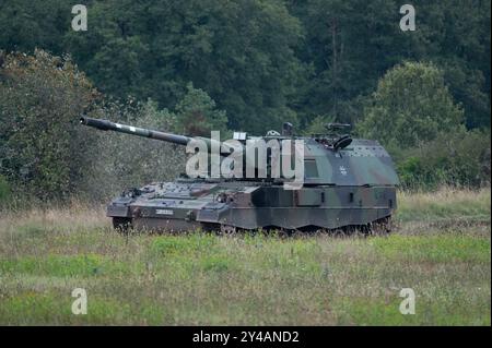 Idar Oberstein, Deutschland. September 2024. Panzerhaubitze 2000 Bundesverteidigungsminister Boris Pistorius besucht am 16. September 2024 die Artillerieschule in Idar-Oberstein, Credit: dpa/Alamy Live News Stockfoto