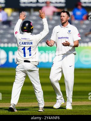 Bristol, Vereinigtes Königreich, 17. September 2024. Sussex’s Ollie Robinson feiert gemeinsam mit seinen Teamkollegen, nachdem er das Wicket von Zafar Gohar Gohar aus Gloucestershire während des Spiels der Vitality County Championship Division 2 zwischen Gloucestershire und Sussex eingenommen hat. Quelle: Robbie Stephenson/Gloucestershire Cricket/Alamy Live News Stockfoto