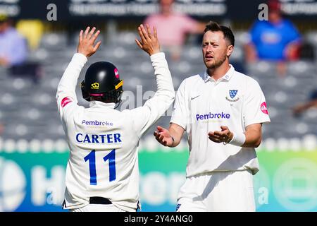 Bristol, Vereinigtes Königreich, 17. September 2024. Sussex’s Ollie Robinson feiert gemeinsam mit seinen Teamkollegen, nachdem er das Wicket von Zafar Goha aus Gloucestershire während des Spiels der Vitality County Championship Division 2 zwischen Gloucestershire und Sussex eingenommen hat. Quelle: Robbie Stephenson/Gloucestershire Cricket/Alamy Live News Stockfoto