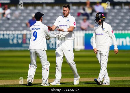 Bristol, Vereinigtes Königreich, 17. September 2024. Sussex’s Ollie Robinson feiert gemeinsam mit seinen Teamkollegen, nachdem er das Wicket von Zafar Goha aus Gloucestershire während des Spiels der Vitality County Championship Division 2 zwischen Gloucestershire und Sussex eingenommen hat. Quelle: Robbie Stephenson/Gloucestershire Cricket/Alamy Live News Stockfoto