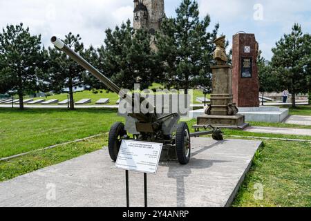 Nazran, Inguschetien, RUSSLAND - 12. MAI 2024: Gedenkstätte für Erinnerung und Ruhm. Panzerabwehrpistole ZIS-2 57 mm, Modell 1941. Stockfoto