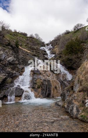 Ein majestätischer Wasserfall, der einen felsigen Berg in der Natur hinunterstürzt Stockfoto