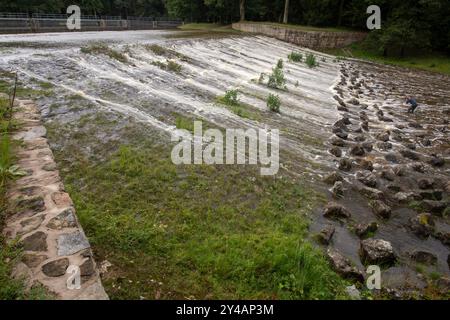 Rozmberk, Tschechische Republik. September 2024. Sicherheitsüberlauf des Rozmberk-Teiches in Rozmberk, Tschechische Republik, 17. September 2024. Die Kapazität des Teichs, der nach extremen Regenfällen gefüllt wurde. Quelle: Vaclav Pancer/CTK Photo/Alamy Live News Stockfoto