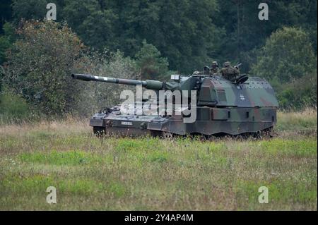 Idar Oberstein, Deutschland. September 2024. Eine Panzerhaubitze 2000 im Raum Bundesverteidigungsminister Boris Pistorius besucht am 16.09.2024 die Artillerieschule in Idar-Oberstein, Credit: dpa/Alamy Live News Stockfoto