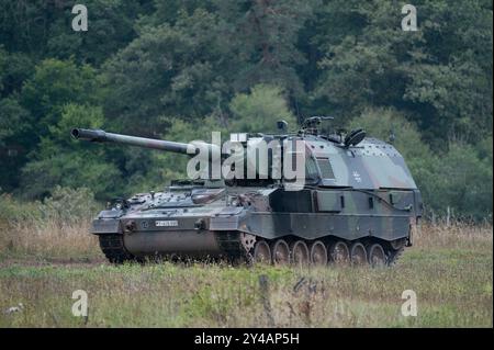 Idar Oberstein, Deutschland. September 2024. Eine Panzerhaubitze 2000 im Raum Bundesverteidigungsminister Boris Pistorius besucht am 16.09.2024 die Artillerieschule in Idar-Oberstein, Credit: dpa/Alamy Live News Stockfoto